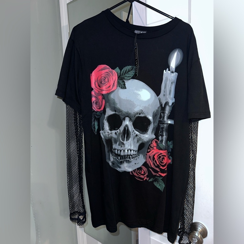 NWT Current mood graphic oversized tshirt with fishnet sleeves. Size M